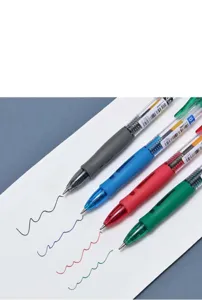 Detailansicht der bunten Gelschreiber mit flüssigem Schriftbild auf weißem Papier.
