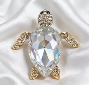 Détail d'une broche tortue de mer étincelante avec une grande coque en cristal