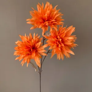 Detailweergave van levendige oranje kunstmatige 3-koppige chrysantenbloemen voor decoratie.