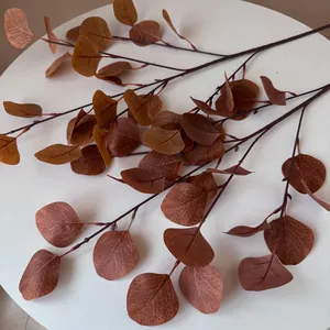 Macro detail van kunstmatige herfst eucalyptusbladeren takken voor woningdecor