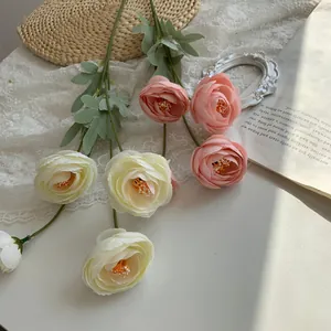 Detailansicht künstlicher Ranunkeln Teerosen mit 4 Köpfen in Creme und Rosa