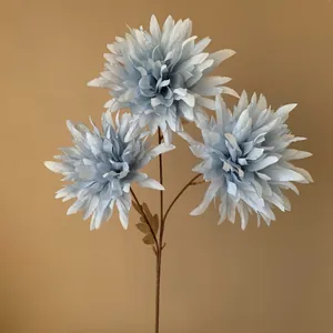 Detailweergave lichtblauwe kunstmatige chrysant met 3 koppen en realistische bladen
