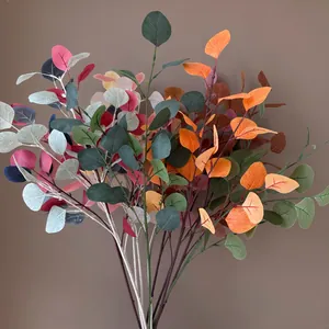 Verscheidenheid aan kleurrijke kunstmatige eucalyptus- en appelbladeren voor decor