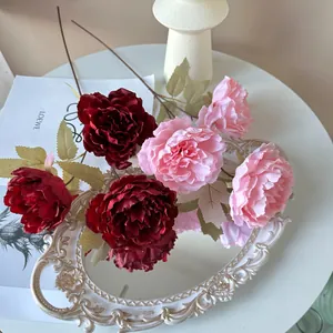 Detailansicht eleganter Seidenpionien in Rosa und Burgund für Hochzeit und Zuhause