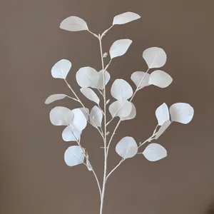 Gedetailleerde weergave van witte kunstmatige eucalyptus tak voor Nordic decoratie
