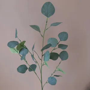Detailweergave van realistische kunstmatige eucalyptusbladeren met natuurlijke nerven.
