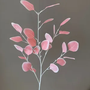 Gedetailleerd zicht op roze kunstmatige eucalyptusbladeren met witte steel voor decor