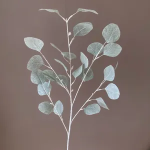 Kunstmatige eucalyptus tak voor Scandinavische bruiloft en huisgroen decoratie.