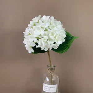 Elegante weiße künstliche Hortensie mit einem Zweig für die Dekoration von Hochzeiten