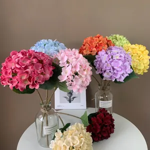 Bunter künstlicher Hortensien-Blumenstrauß in Glasvasen für die stilvolle Heimdekoration.