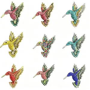 Set di nove spille colibrì con strass colorati per accessori gioielli moda donna