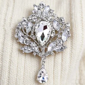 Élégante broche couronne vintage argentée avec strass et pendentif cristal en poire
