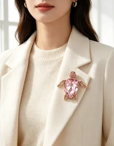 Vue détaillée d'une élégante broche tortue en cristal rose épinglée sur un blazer