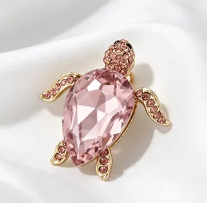 Vue détaillée de la broche tortue avec une coquille en cristal rose et des strass