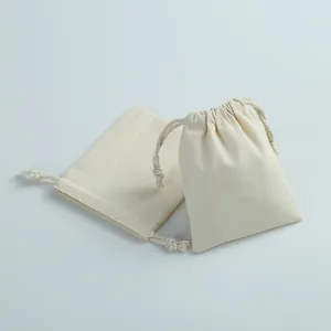 Vue détaillée de deux pochettes en coton naturel avec cordon pour bijoux et rangement