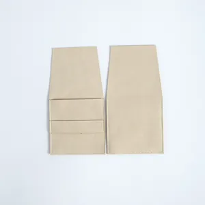 Vista detallada de bolsas de microfibra de gamuza beige con ranuras para tarjetas y diseño