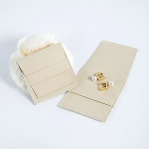 Detalle de bolsa para joyas de microfibra de gamuza beige con tapa elegante