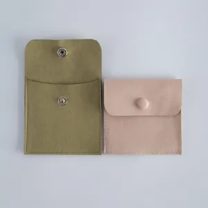 Vue détaillée de pochettes à bijoux en faux daim vert olive et rose avec boutons