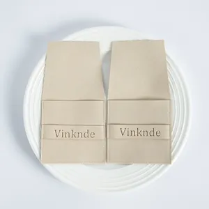 Primer plano de bolsa para joyas de microfibra de ante de alta calidad con logo y solapa