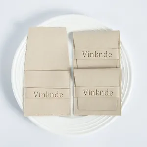 Detalle de bolsas para joyas de microfibra de gamuza beige marca Vinknde