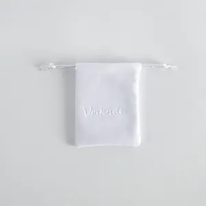 Sacchetto in peluche bianco con coulisse, consistenza vellutata e logo Vinknde sbalzato