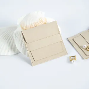 Detalle del estuche para joyas de microfibra de ante beige con elegante cierre de solapa.