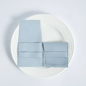 Detalle de bolsa de joyería de gamuza de microfibra azul claro con solapa en plato