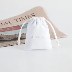 Sacchetto in morbido peluche bianco con coulisse per conservare gioielli di lusso.