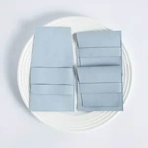 Detalle de bolsas para joyas de microfibra de ante azul claro.