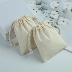 Vue détaillée de deux sacs en coton et lin à cordon pour l'emballage de bijoux