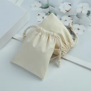 Vue détaillée de pochettes en coton crème avec cordon pour le rangement de bijoux