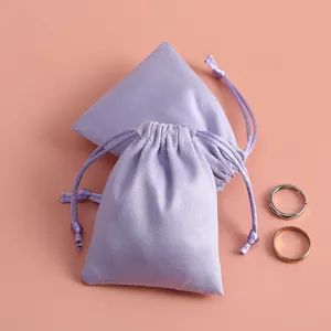 Detalle de bolsas de terciopelo morado con cordón para guardar joyas y accesorios