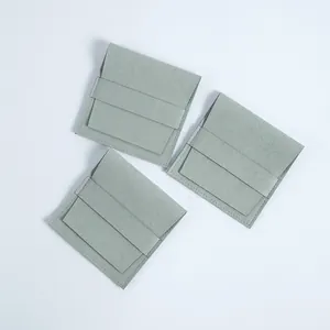 Detailansicht der salbeigrünen Mikrofaser-Schmuckbeutel mit Klappenverschluss.