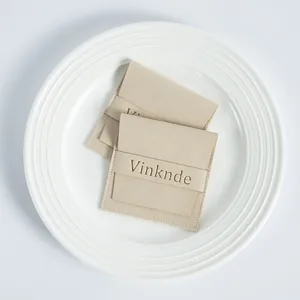 Elegante bolsa de ante de microfibra beige para joyas con solapa y logotipo grabado.