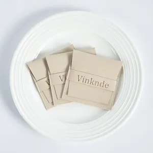Vista detallada de una bolsa para joyas de microfibra de gamuza beige de calidad