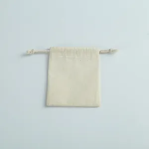 Vue détaillée d'une pochette à cordon en coton beige naturel pour bijoux et cadeaux