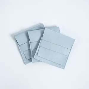 Primer plano de bolsas para joyas de microfibra azul claro con solapa y banda