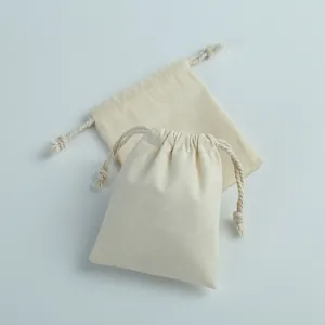 Deux pochettes en coton beige à cordon pour le rangement de bijoux et l'emballage cadeau
