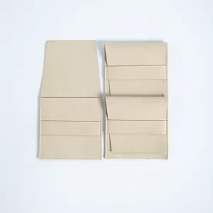 Vista detallada de las bolsas para joyas de microfibra de gamuza beige con solapa.