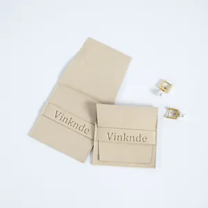 Detalle que muestra la suave textura de ante de microfibra de estas bolsas de joyería