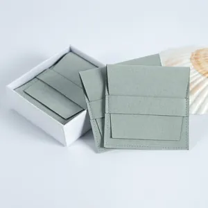 Detail der weichen salbeigrünen Mikrofaser-Schmucktasche mit Klappverschluss-Design