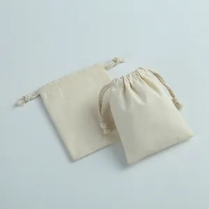 Détail de pochettes en coton brossé avec cordon pour bijoux