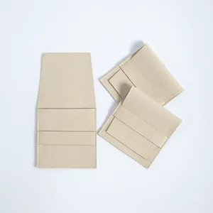 Detalle macro de la bolsa de joyería de microfibra beige con ranuras para tarjetas