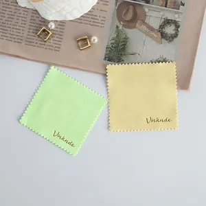 Close-up of premium microfiber cleaning cloths with Vinknde logo and zigzag edges