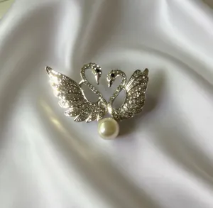 Elegante broche de doble cisne con cristales y perla para solapa de traje o abrigo