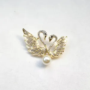 Elegante broche doble de cisne dorado con diamantes de imitación y perla para abrigos
