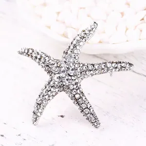 Primer plano detallado de un broche de estrella de mar vintage plateado con cristales
