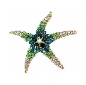 Broche vintage de estrella de mar con diamantes de imitación sobre fondo blanco