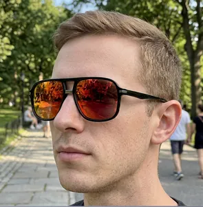 Gros plan de lunettes de soleil rétro à monture noire et verres miroir orange