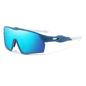 Vista laterale di occhiali da sole sportivi blu e bianchi con lenti a specchio azzurro